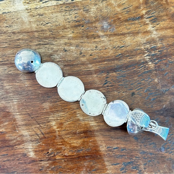 Elegant Silver Accordion Locket Necklace - Picture 4 of 7